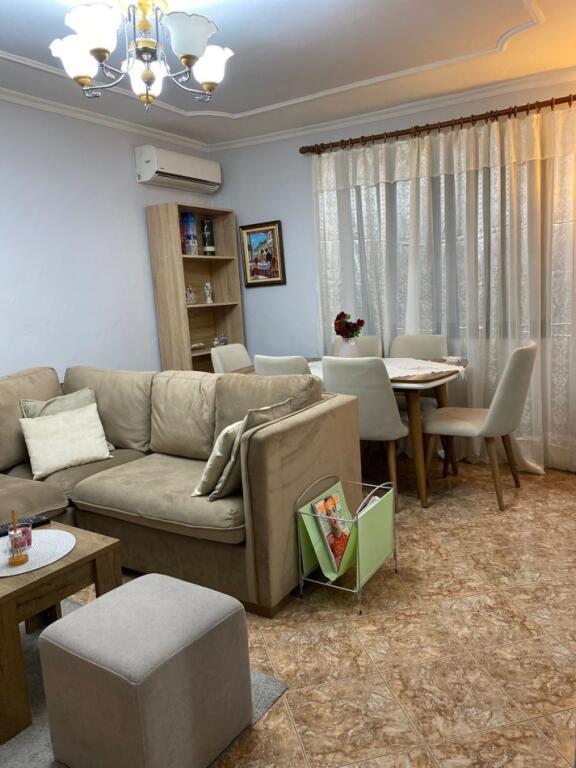 Tek Shkolla e Baletit,Rr.Petro Nini Luarasi jepet me qera apartament 2+1,i mobiluar : 55,000 Leke