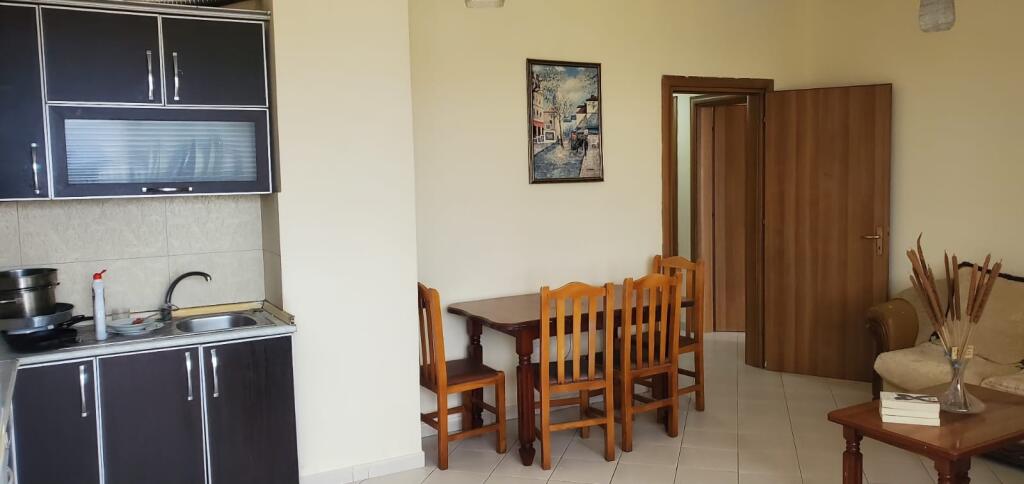 Jepet me qera apartament 1+1 në Astir pranë Famedit!