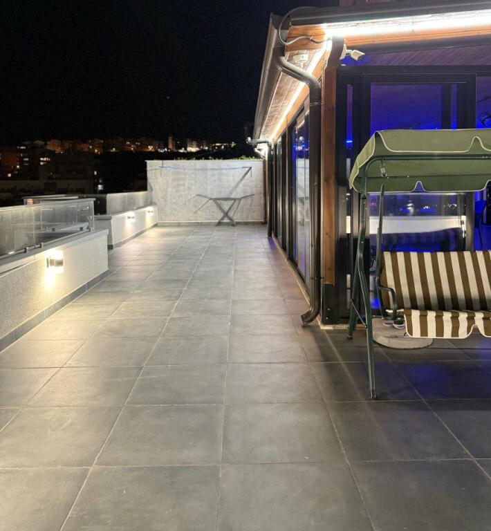 VENDESI APPARTAMENTO PENTHOUSE 250M2 300000 EURO FRESKU