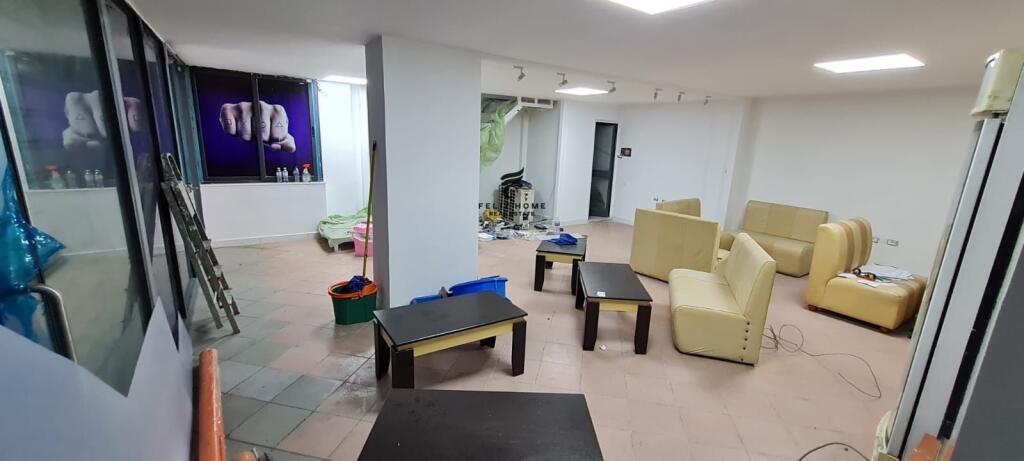 NEGOZIO IN AFFITTO 100 M2 21 DICEMBRE 800 EURO
