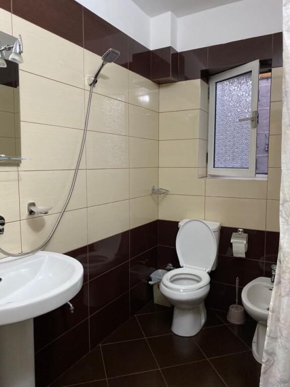 Tek Shkolla e Baletit,Rr.Petro Nini Luarasi jepet me qera apartament 2+1,i mobiluar : 55,000 Leke