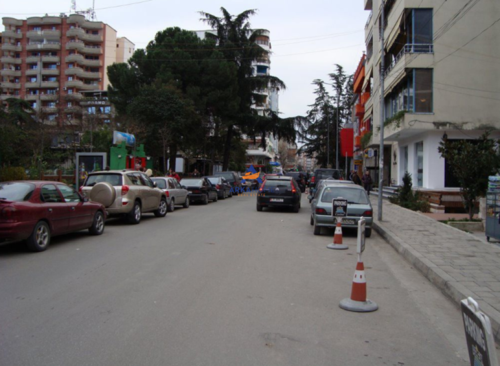 AFFITTASI NEGOZIO DI 100M2 "VIA VASO PASHA, BLLOK" 2000 EURO.