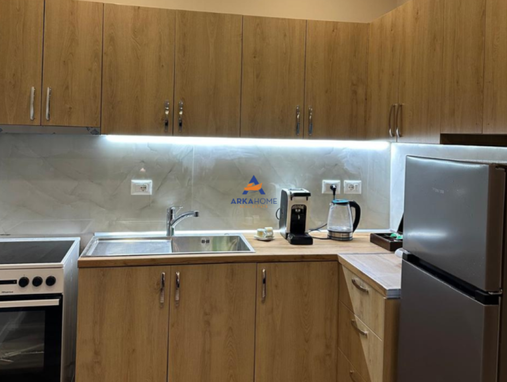 APPARTAMENTO IN AFFITTO 2+1+VERANDA "PAZAR I RI, VIA RIZA JASA" 650 EURO.