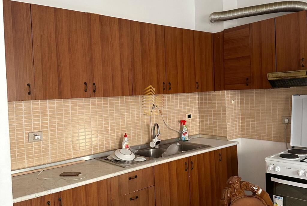 Affitto, Appartamento 1+1+balcone, 21 Dhjetori, 450 Euro/mese