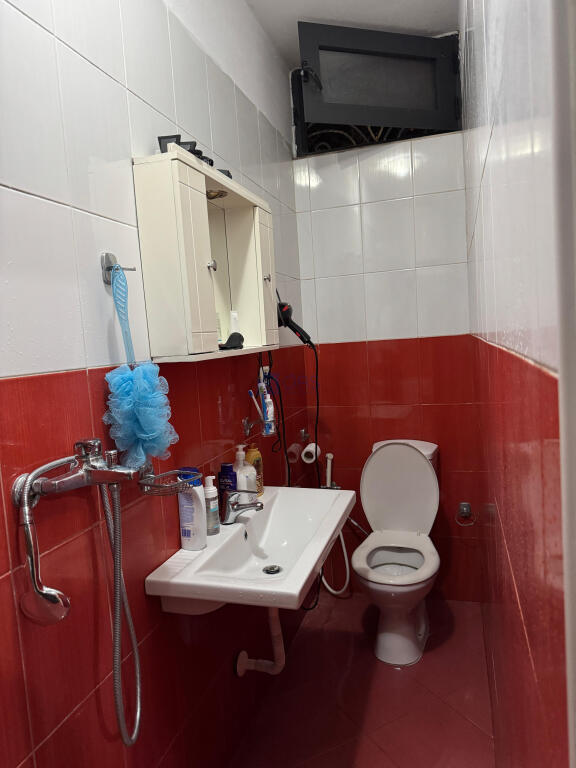 Jepet me qera apartament 1+1 ne 5 Maj.