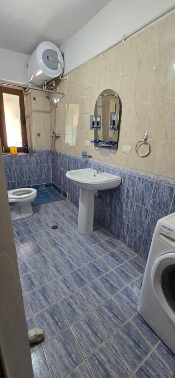 🏢Rruga Fortuzi,prane Shkolles 9-vjecare “Jeronim De Rada” shitet apartament 2+1+2, 195,000 €uro