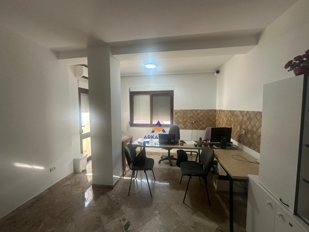 LOCALE IN AFFITTO 125.60M2 "VIA MUHAMED GJOLLESHA" 700 EURO.