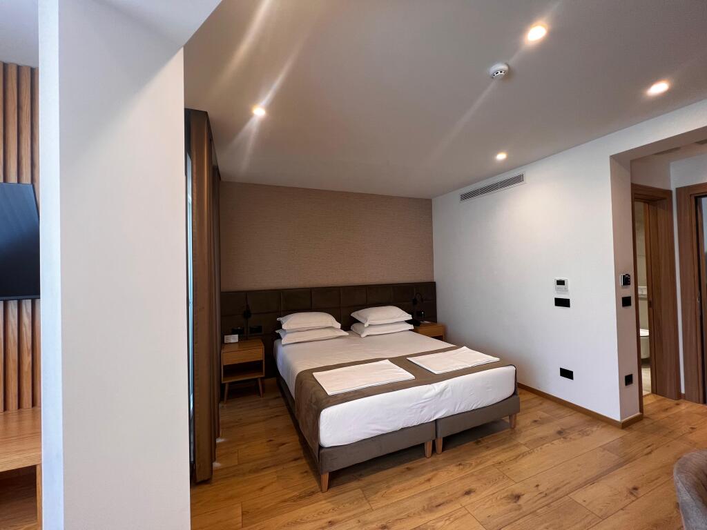 In vendita, Hotel, “Rrethrrotullimi i Shkozës” ,Tirana.
