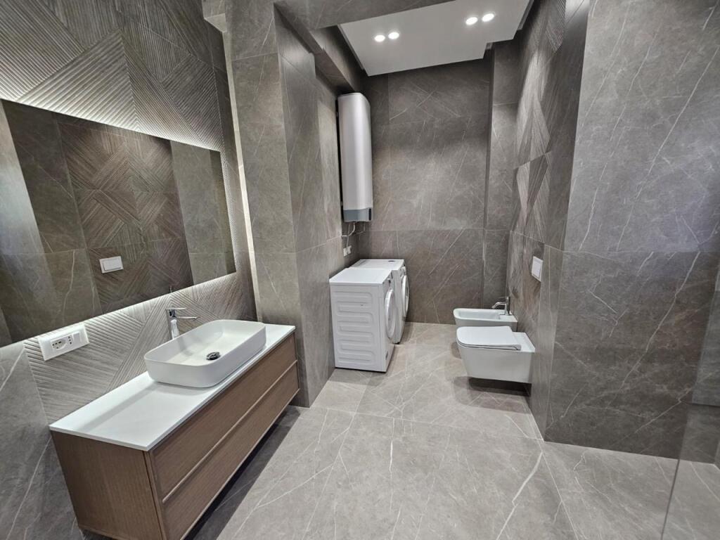 3+1, arredato di lusso, vicino al giardino botanico, 1500 euro