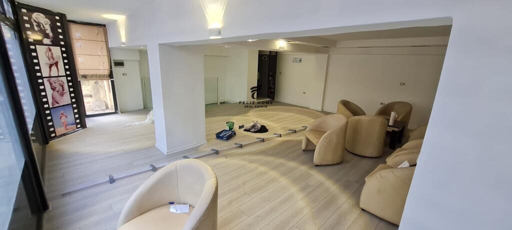NEGOZIO IN AFFITTO 100 M2 21 DICEMBRE 800 EURO