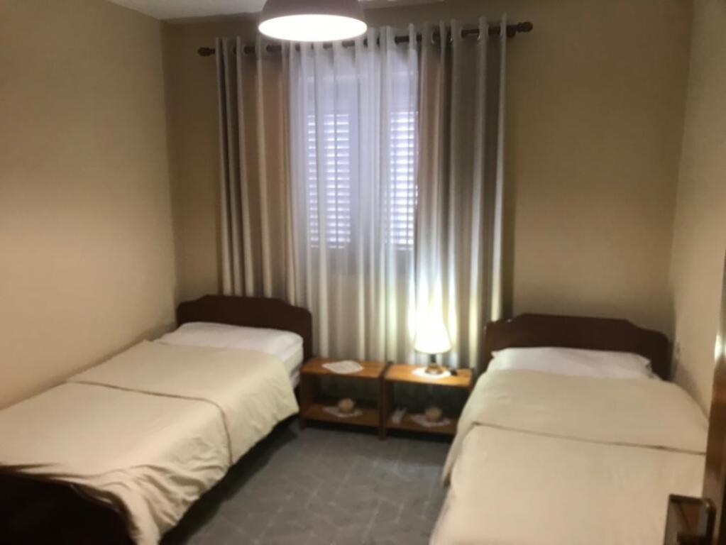 Tek Shkolla e Baletit,Rr.Petro Nini Luarasi jepet me qera apartament 2+1,i mobiluar : 55,000 Leke