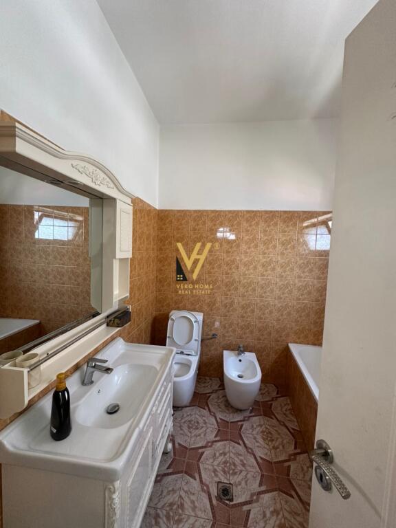 JEPET HYRJE 2+1+BLK ME QERA TE RRUGA HIME KOLLI 700 EURO