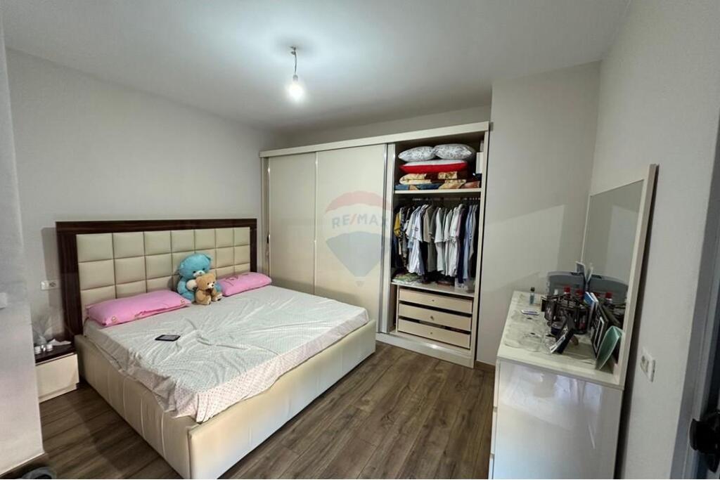 Ne zonen e Freskut prane Insitutit te Fizikes Berthamore ofrohet apartament 2+1 per shitje.