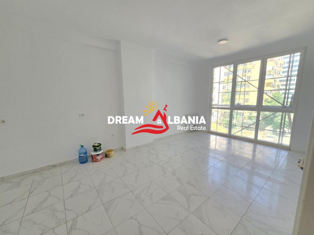Ambjent per zyra me qera prane Square 21 rruga e Kavajes (ID 42611321).