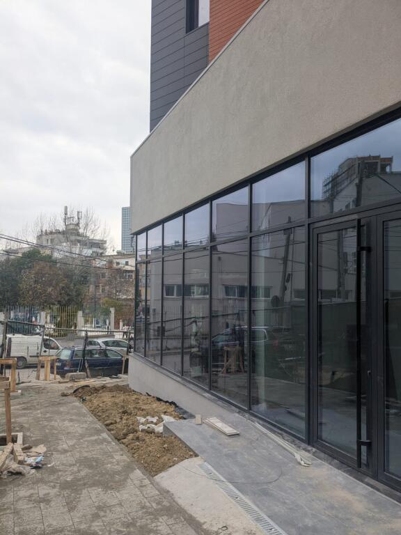 LOCALE COMMERCIALE IN AFFITTO 84 M2 VIA ELBASANI 1.400 EURO