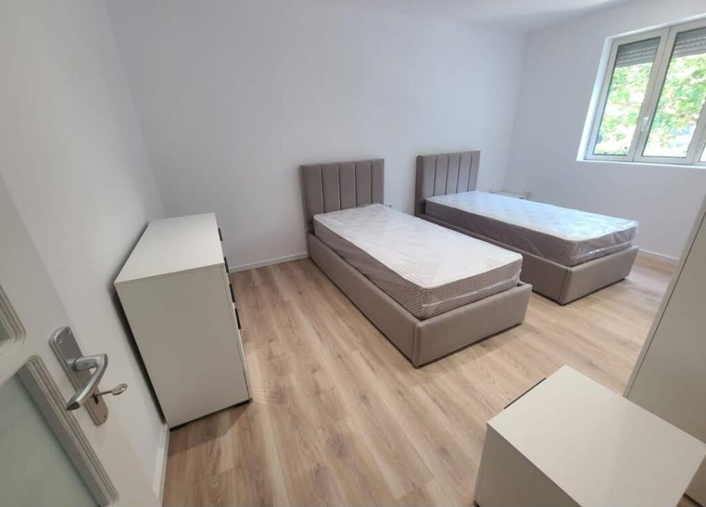 Jepet me Qera Apartament 2+1 prane Shkolles 1 Maji ne fillim te Rruges "Ali Demi".
