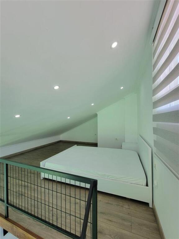 Jepet apartament duplex (2+1) me qera tek blloku ambasadave, prane zogut zi
