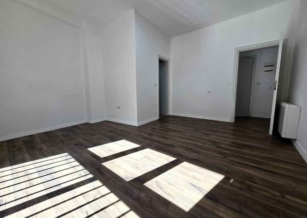 Zyra me Qira  2+1+2+Ballkon ne Komune te Parisit 800€ Sip 93m2