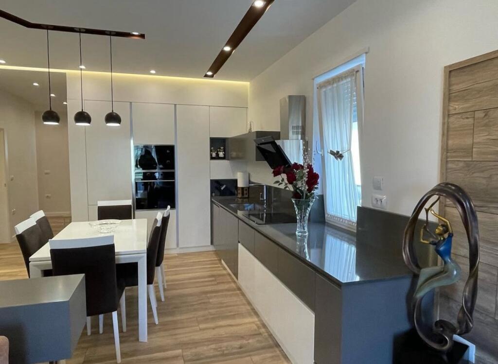 Apartament me qera 3+1 tek Kopshti Botanik