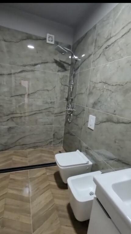 Appartamento 1+1 in affitto a Komuna e Parisit