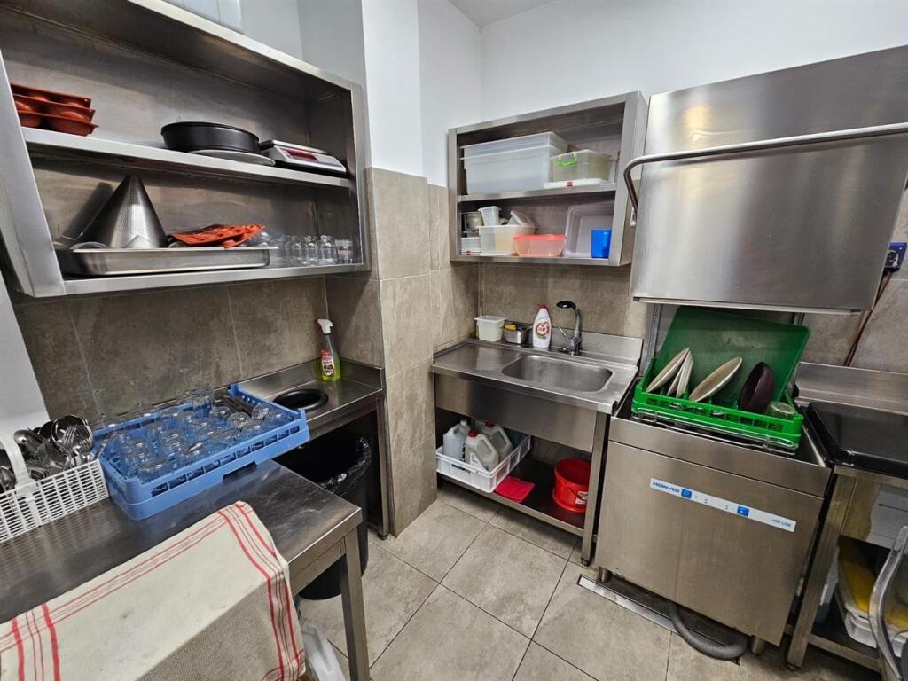 RISTORANTE IN AFFITTO VICINO ALLA COLLINA DIELLI, TIRANA