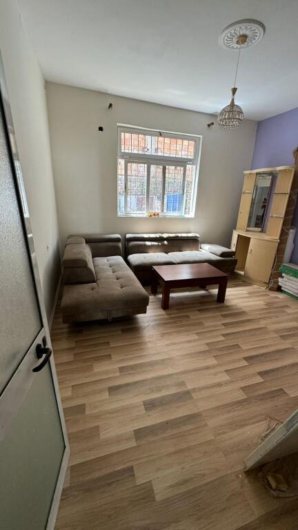 Entrance 3+1, furnished, at Vasil Shanto, 500 euros