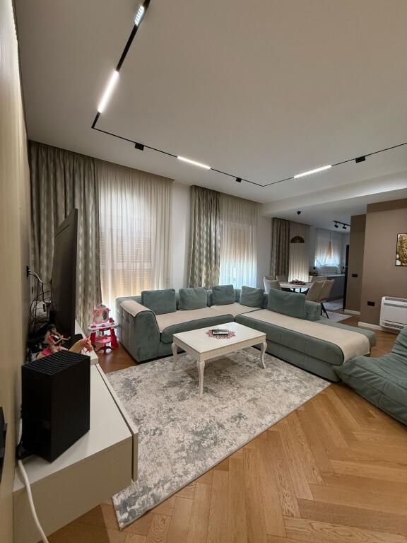 SHITET SUPER APARTAMENT 2+1+2 TUALETE+POST PARKIMI NE ALI DEM TE "KOMPLEKSI MANGALEM"