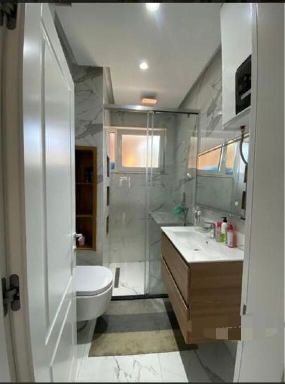JEPET ME QERA APARTAMENT 3+1 1000  EURO RRUGA E ELBASANIT