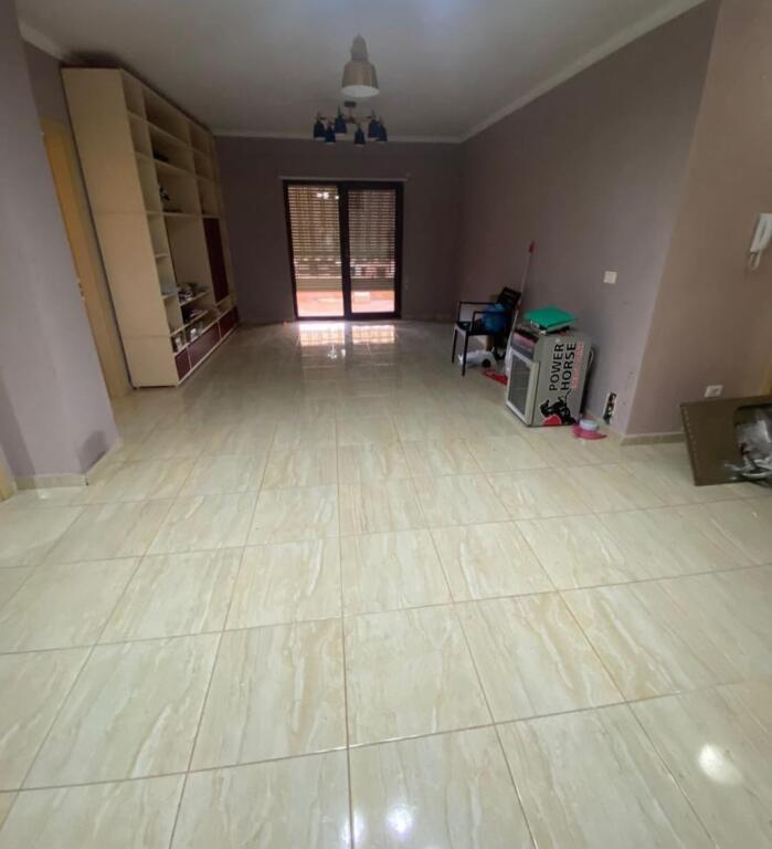 Shitet Apartament 3+1 pranë Kopshtit Botanik!
