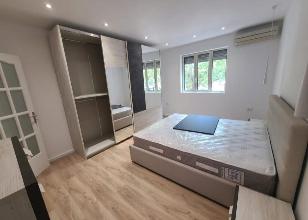 Jepet me Qera Apartament 2+1 prane Shkolles 1 Maji ne fillim te Rruges "Ali Demi".