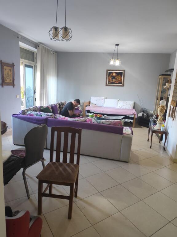 Vendesi in vendita appartamento 2+1+2 a Kodra e diellit, via Bill Klinton