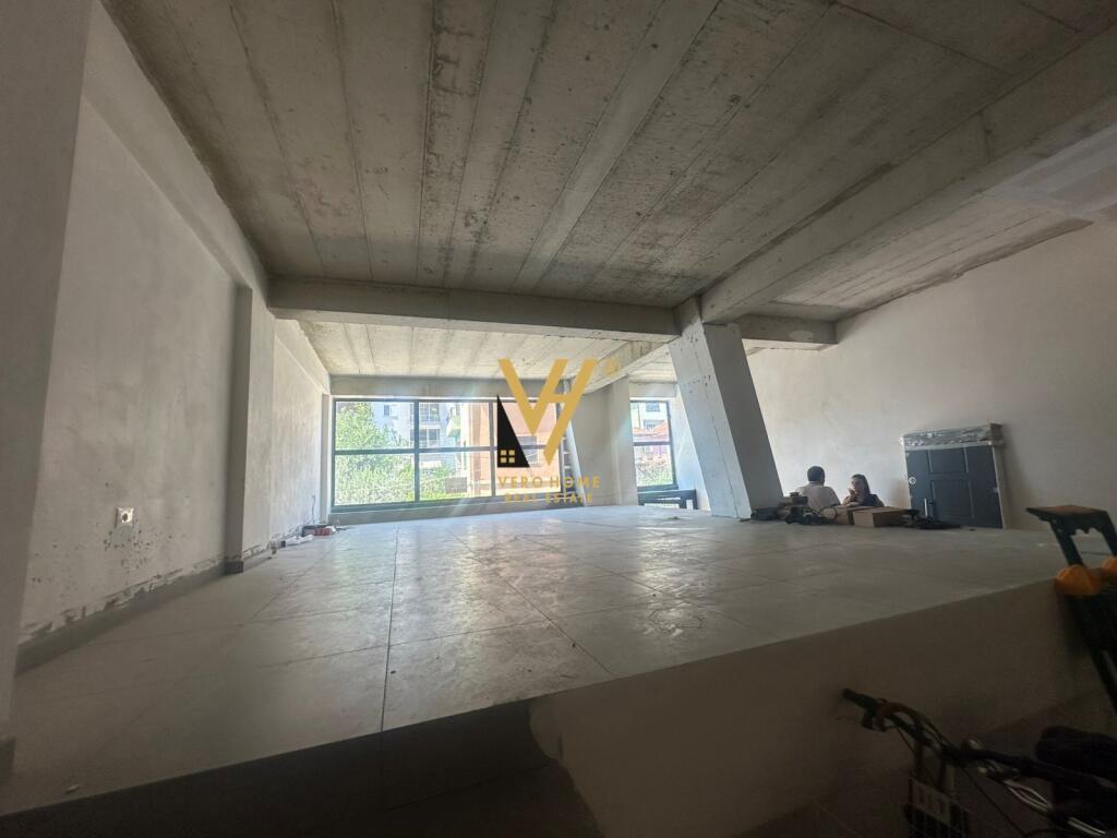 LOCALE COMMERCIALE DI 160M2 IN AFFITTO VICINO ALLA SCUOLA ROSSA 2.000 EURO