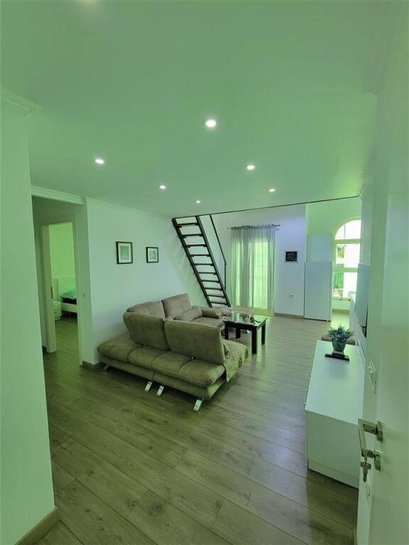 Jepet apartament duplex (2+1) me qera tek blloku ambasadave, prane zogut zi