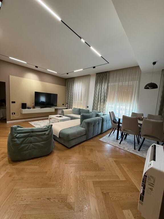 SHITET SUPER APARTAMENT 2+1+2 TUALETE+POST PARKIMI NE ALI DEM TE "KOMPLEKSI MANGALEM"