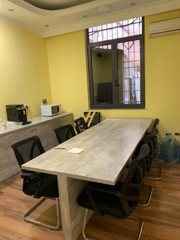 JEPET AMBIENT BIZNESI 200M2 ME QERA NE BLLOK 2.500 EURO
