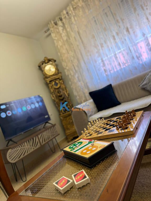 2+1 for rent in Xhamllik, near Shtraus square.