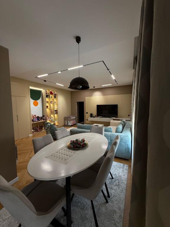 SHITET SUPER APARTAMENT 2+1+2 TUALETE+POST PARKIMI NE ALI DEM TE "KOMPLEKSI MANGALEM"