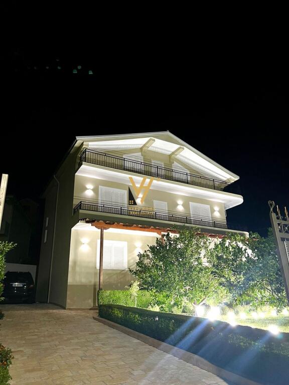 VILLA SU TRE PIANI A VAQARR 400.000 EURO