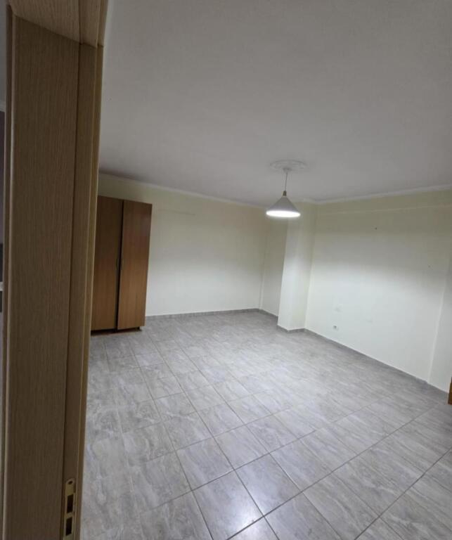 Shitet Apartament 3+1 pranë Kopshtit Botanik!