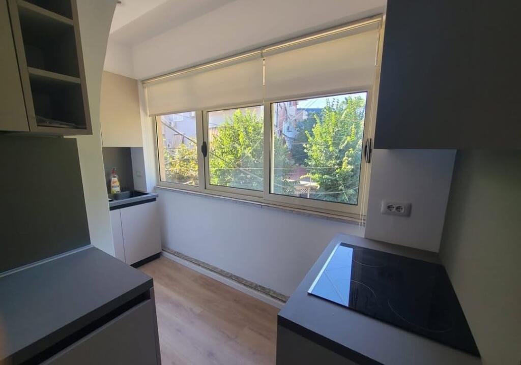 Jepet me Qera Apartament 2+1 prane Shkolles 1 Maji ne fillim te Rruges "Ali Demi".
