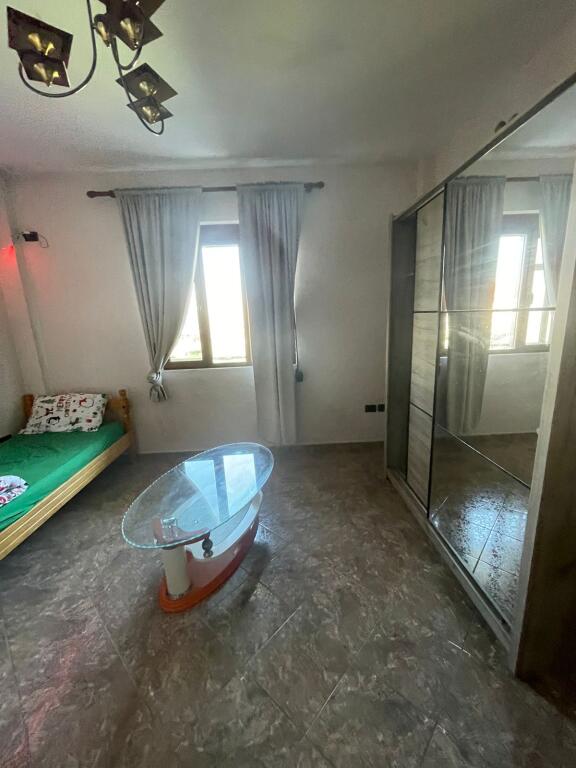 Hyrje private 3+1,e mobiluar,ne astir 500 euro
