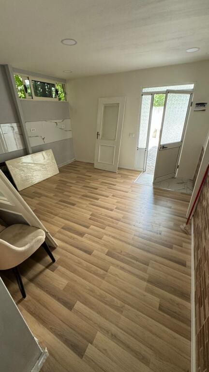 Entrance 3+1, furnished, at Vasil Shanto, 500 euros