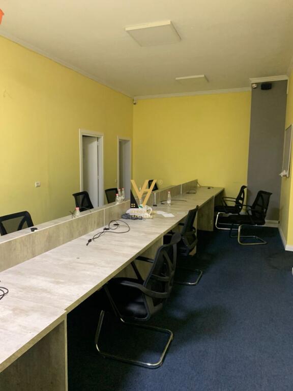 JEPET AMBIENT BIZNESI 200M2 ME QERA NE BLLOK 2.500 EURO