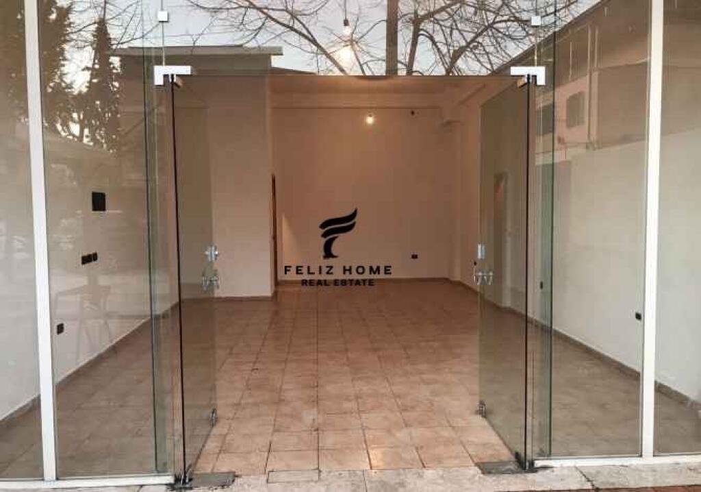 SHOP FOR RENT 105 M2 DIBRA STREET 800 EURO