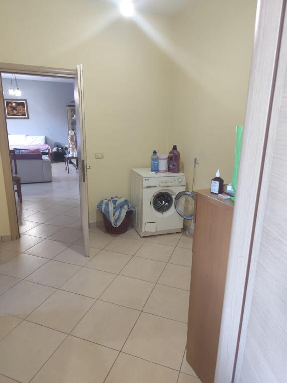Vendesi in vendita appartamento 2+1+2 a Kodra e diellit, via Bill Klinton