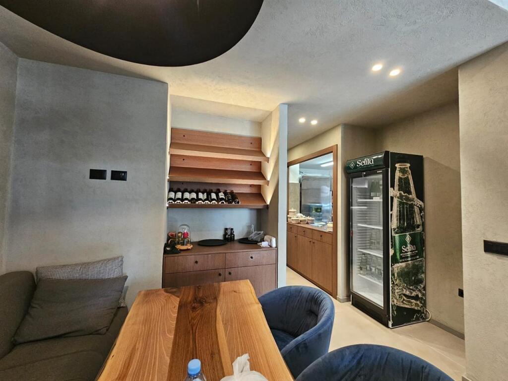 RISTORANTE IN AFFITTO VICINO ALLA COLLINA DIELLI, TIRANA