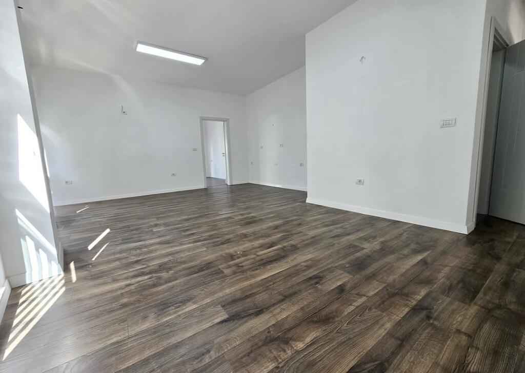Zyra me Qira  2+1+2+Ballkon ne Komune te Parisit 800€ Sip 93m2