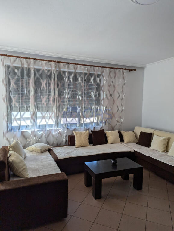 Jepet me qera  apartament 2+1 prane Liqenit Artificial