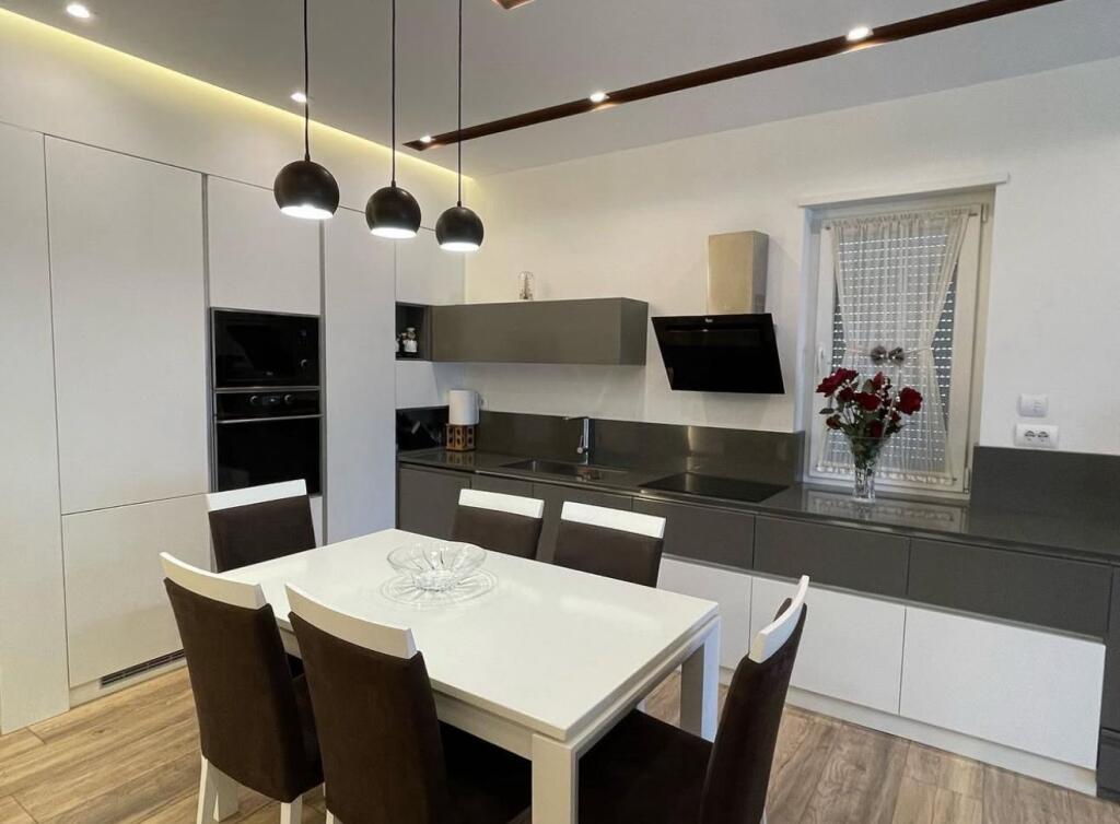 Apartament me qera 3+1 tek Kopshti Botanik