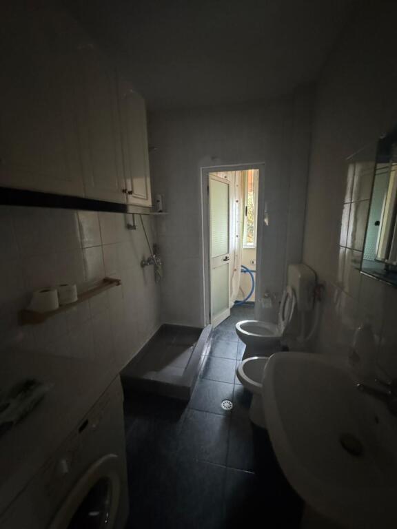 Affittasi appartamento 1+1 Via Kavajes, vicino al condor center, vicino al bar xhino Prezzo: 400 mila lek